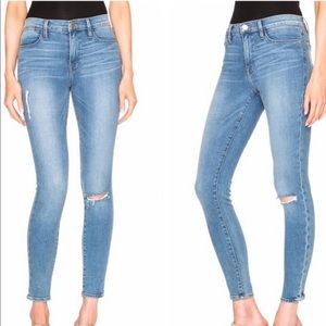FRAME LIGHT WASH SKINNY JEANS WITH DESTROY